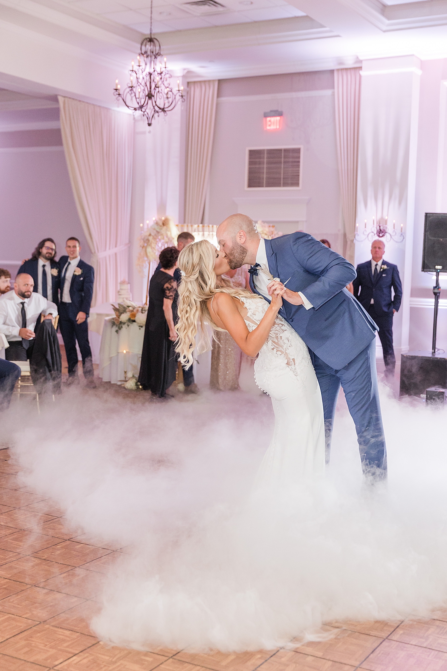 newlyweds kiss on the dance floor