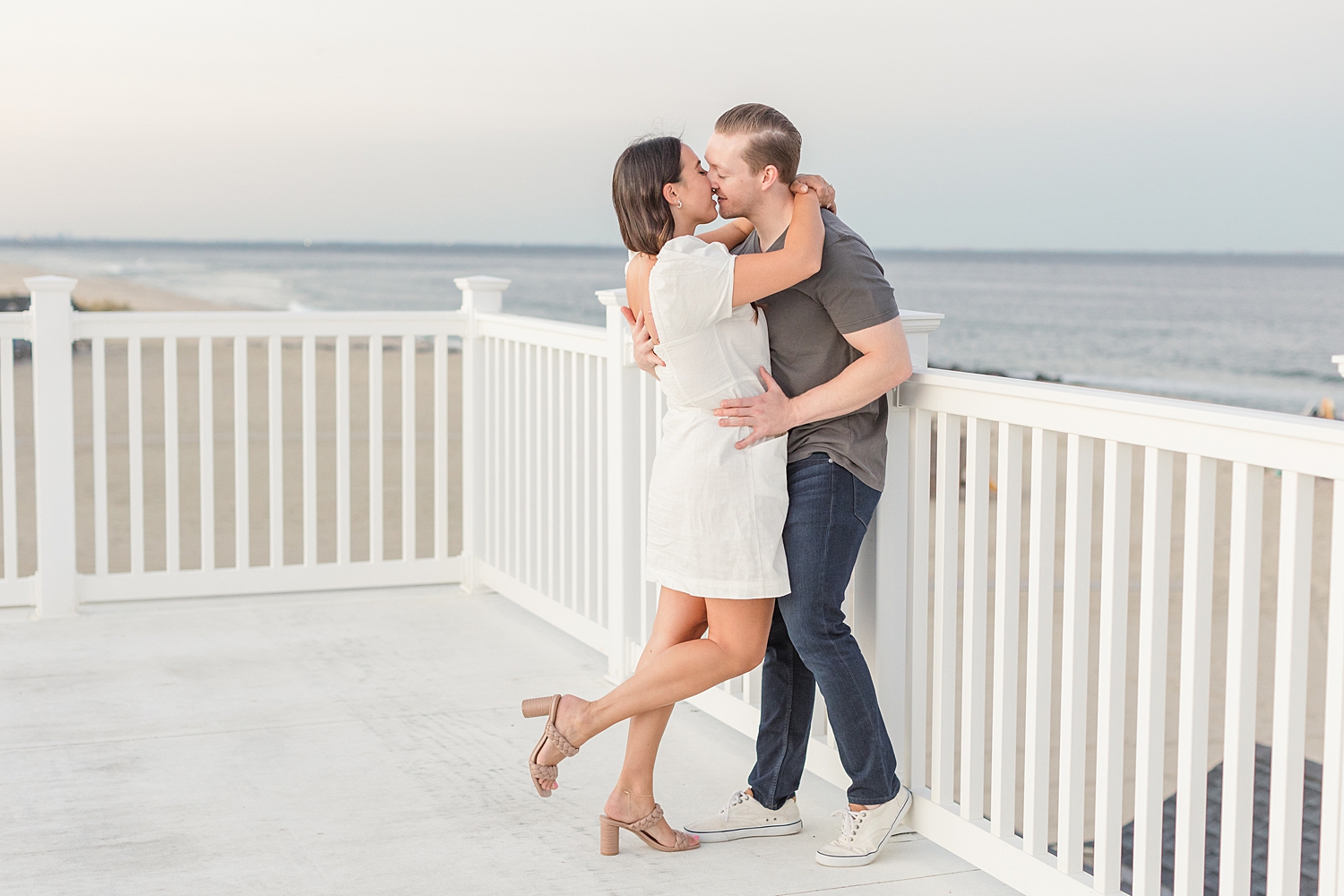 couple kiss on balcony 