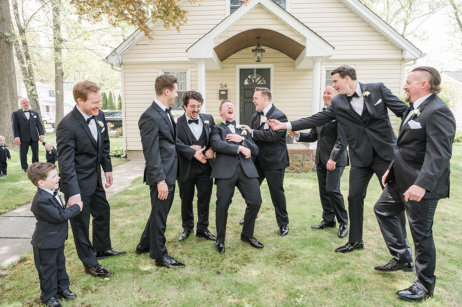 candid and fun groomsmen photos 