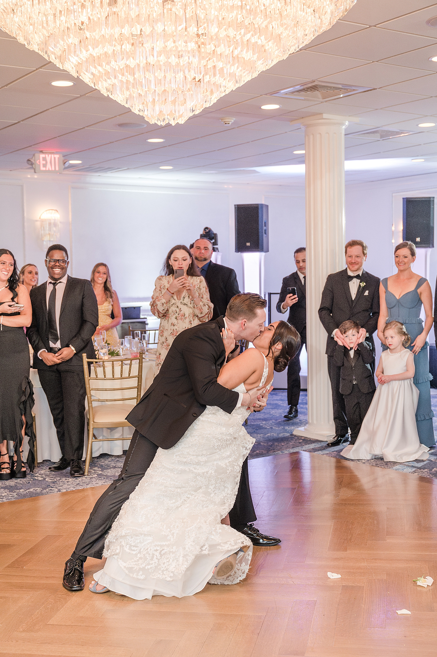 newlyweds kiss on the dance floor 